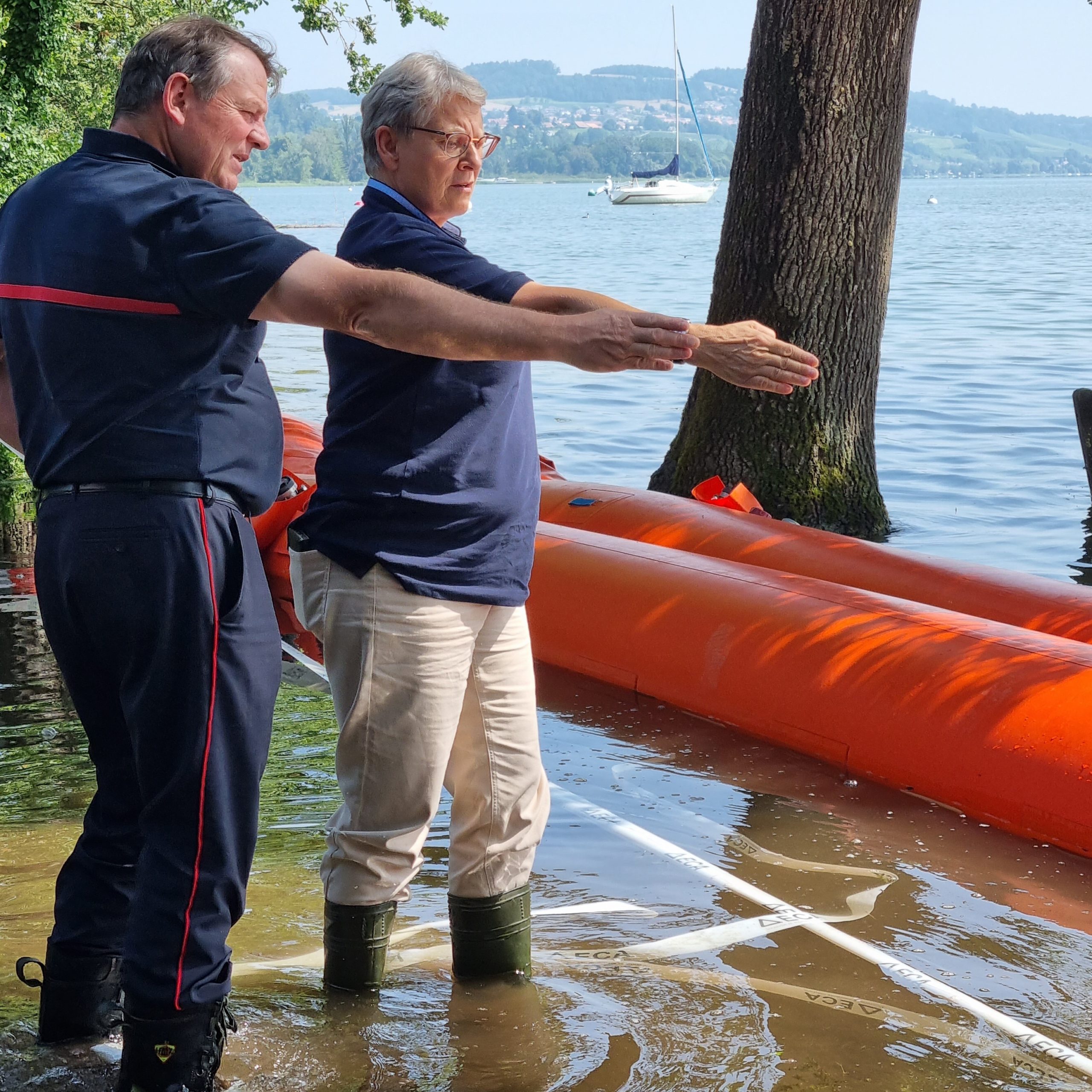 Lors des inondations en été 2021, l'inspecteur cantonal adjoint a évalué les dégâts causés par le débordement du lac en compagnie de la Conseillère d'Etat Béatrice Métraux.