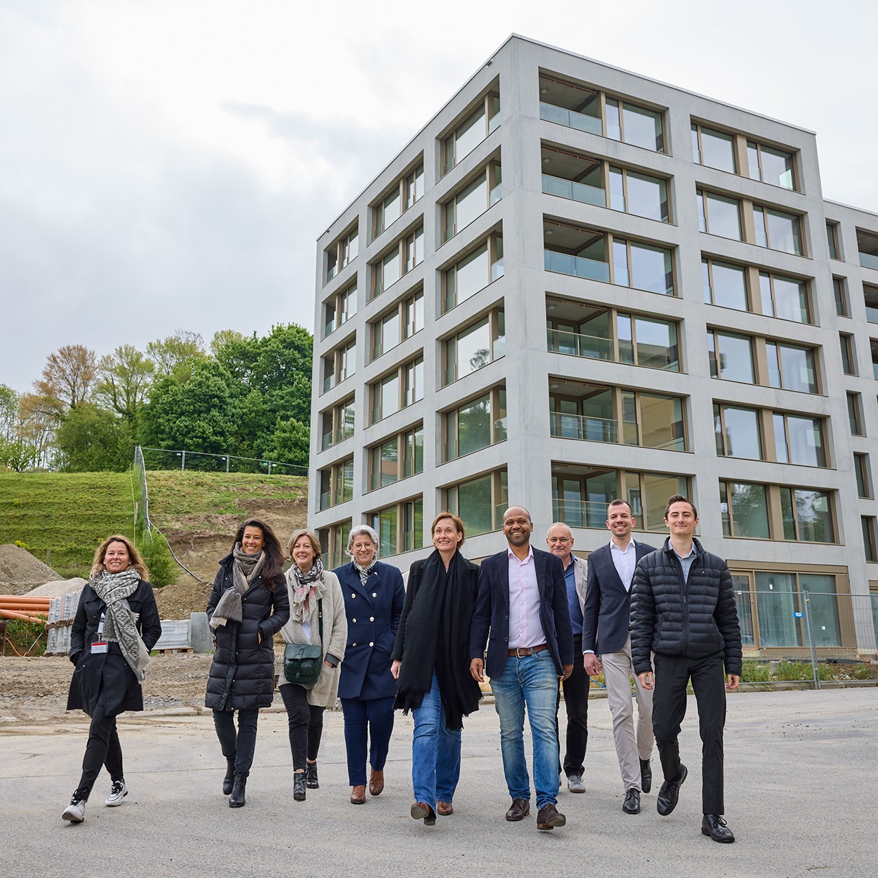 Le service immobilier devant l’immeuble de l’ECA à Pierrefleur. Les 70 logements seront livrés en juillet 2022, ainsi que la crèche qui se trouvera au rez-de-chaussée.